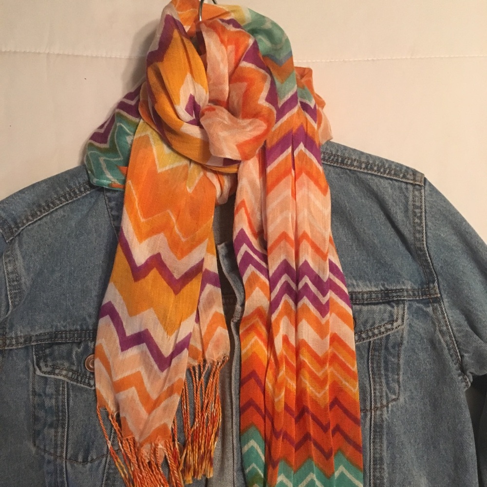 Lightweight scarf with zig zag print.